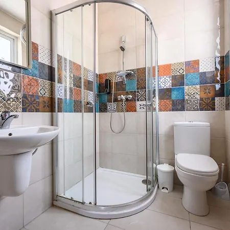 F11 1, Private Double With Private Bathroom In Shared Flat ムサイダ